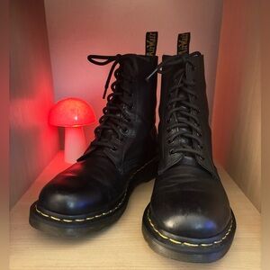 DR MARTENS BLACK LEATHER BOOT, size 9